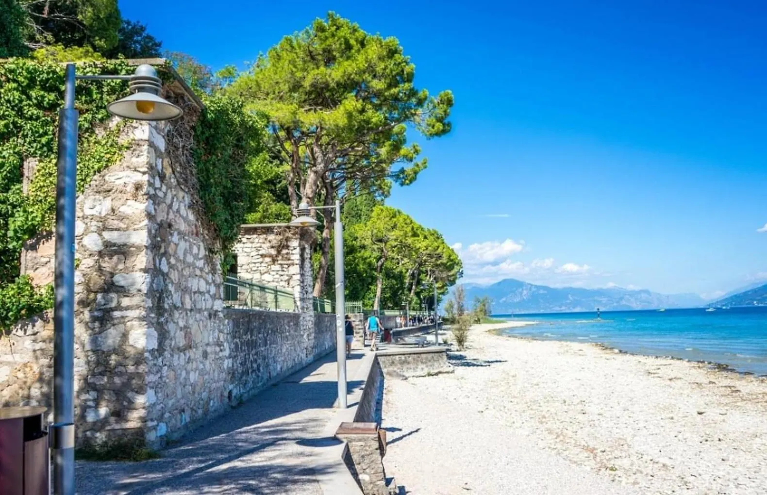 Twins Apartment - 200M Dal Lago Di Garda Con Piscina Sirmione 0*,  Italien